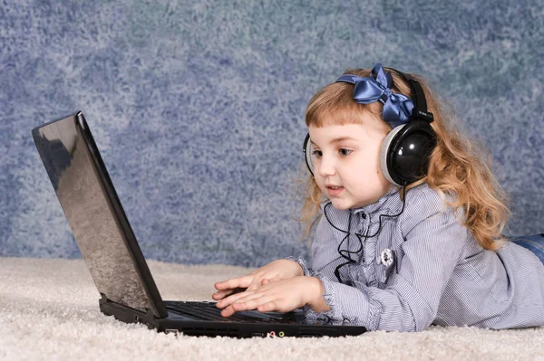 Retrato Bela Menina Bonito Usando Laptop — Fotografia de Stock