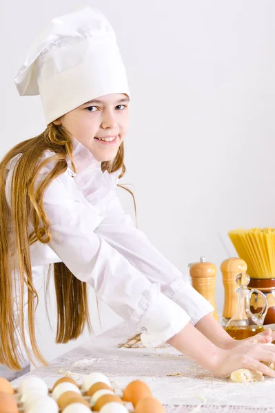 Sevimli Kız Mutfakta Evde Pişirme — Stok fotoğraf