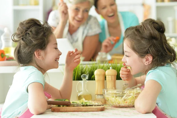 Mutter und Töchter kochen zusammen — Stockfoto