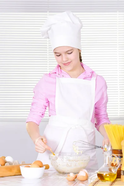かわいい女の子が自宅の台所で調理 — ストック写真