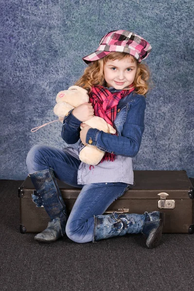 Glückliches Kleines Mädchen Mit Spielzeug Auf Koffer Posiert — Stockfoto