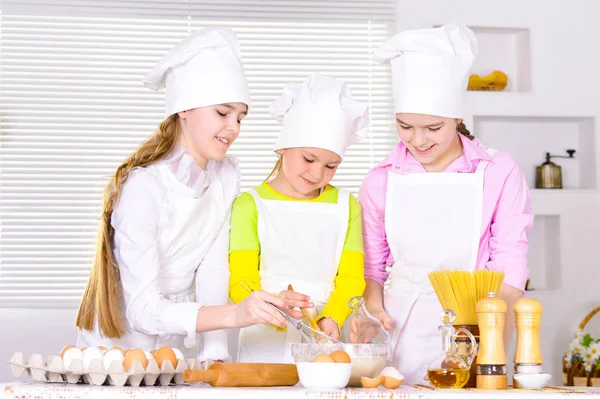 Chicas Lindas Sombreros Chef Delantales Preparando Masa Cocina Casa — Foto de Stock