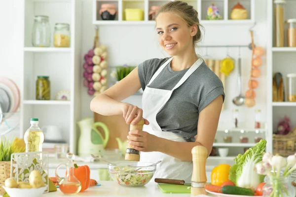 Junge Frau bereitet Salat zu — Stockfoto