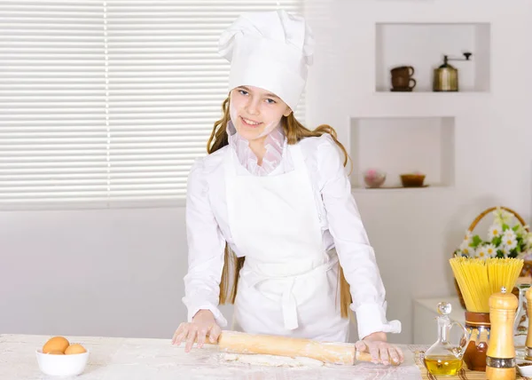 Niedliche Mädchen Backen Der Küche Hause — Stockfoto