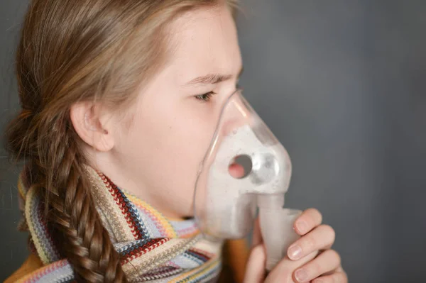 Schönes kleines Mädchen mit Inhalator — Stockfoto