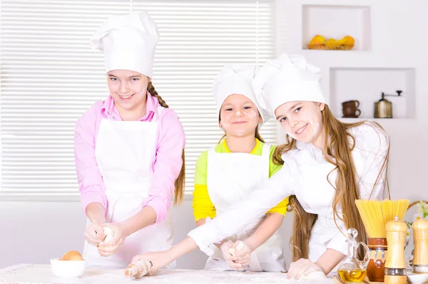 Leuke Kleine Meisjes Chef Mutsen Schorten Voorbereiding Van Deeg Keuken — Stockfoto