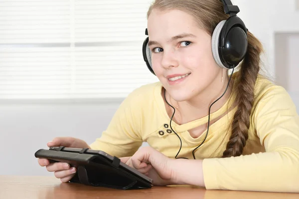 Teen Girl Sitting Table Using Tablet — Stock Photo, Image