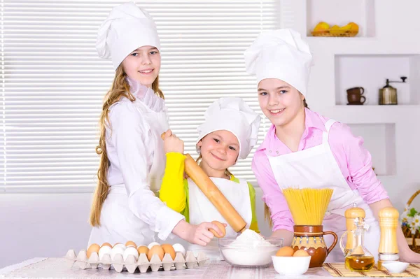 Śliczne Małe Dziewczynki Szefa Kapelusze Fartuchy Wyrabianiu Ciasta Kuchni Domu — Zdjęcie stockowe