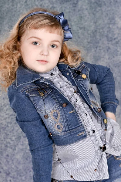 Χαριτωμένο Μικρό Κορίτσι Στο Τζιν Σακάκι Ποζάρει Στο Studio — Φωτογραφία Αρχείου