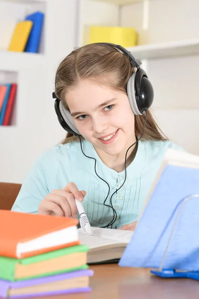 Nettes Schulmädchen Mit Kopfhörern Lernt Hause — Stockfoto