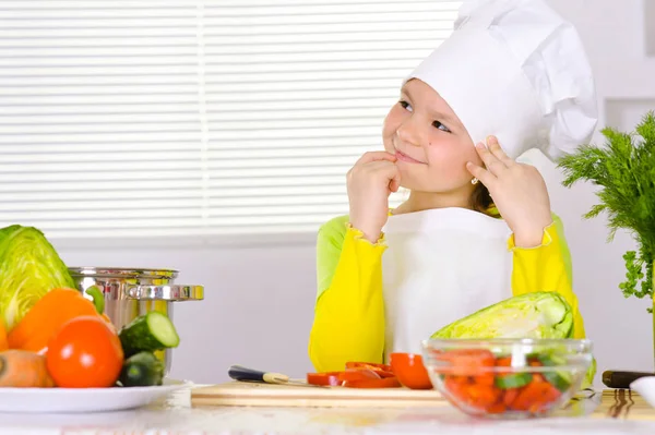 Κοπέλα Φορώντας Στολή Σεφ Μαγειρικής Στην Κουζίνα — Φωτογραφία Αρχείου