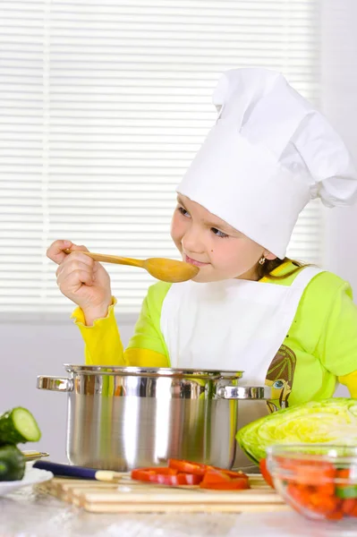 Κοπέλα Φορώντας Στολή Σεφ Μαγειρικής Στην Κουζίνα — Φωτογραφία Αρχείου