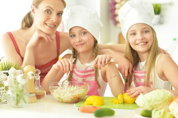 Moeder en dochters koken samen — Stockfoto