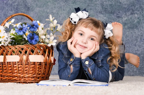 Sevimli Küçük Kız Yerde Yatarken Kitap Okuma — Stok fotoğraf