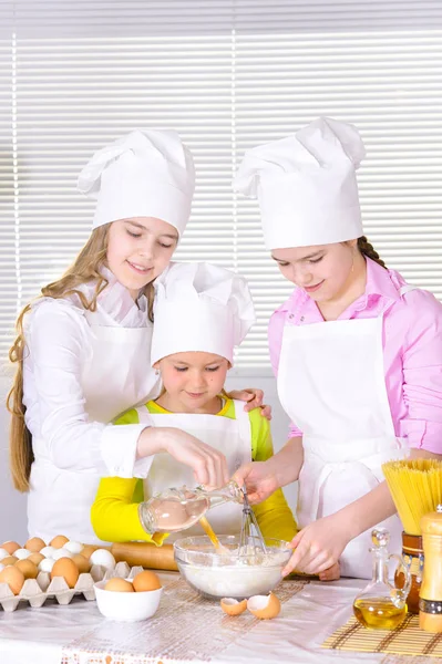 Süße Kleine Mädchen Kochmützen Und Schürzen Die Hause Der Küche — Stockfoto