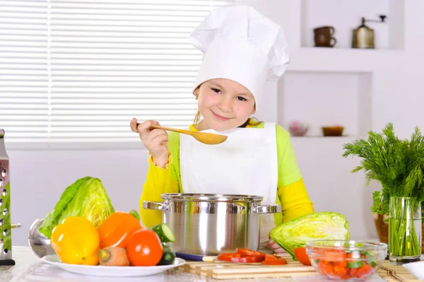 Dívka Která Nosí Uniformě Kuchař Vaření Kuchyni — Stock fotografie