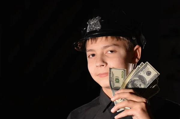 Χαριτωμένο χαμογελαστό αγόρι με χρήματα — Φωτογραφία Αρχείου