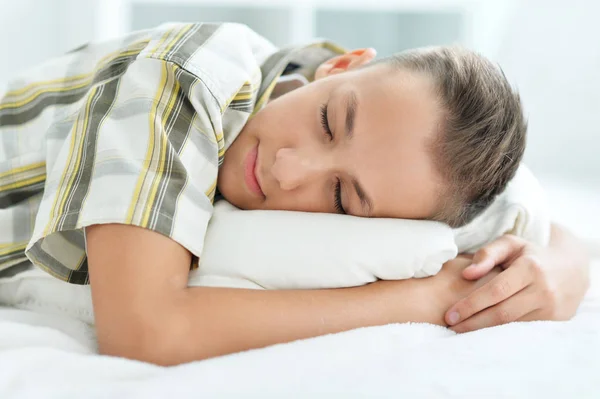 Pojke sover i sängen — Stockfoto