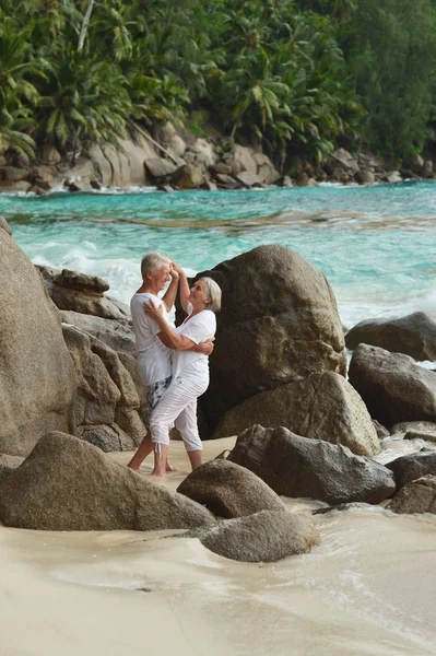 Gelukkig Bejaarde Echtpaar Rusten Het Strand Dansen — Stockfoto