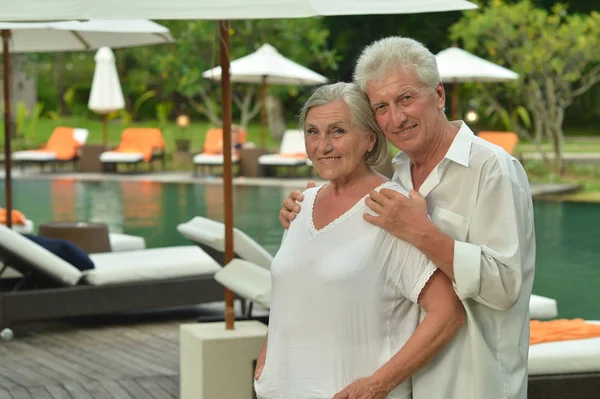 Feliz Pareja Ancianos Descansando Cerca Piscina —  Fotos de Stock