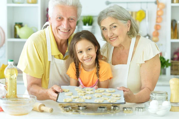 Bunicii și nepoata fac prăjituri — Fotografie, imagine de stoc