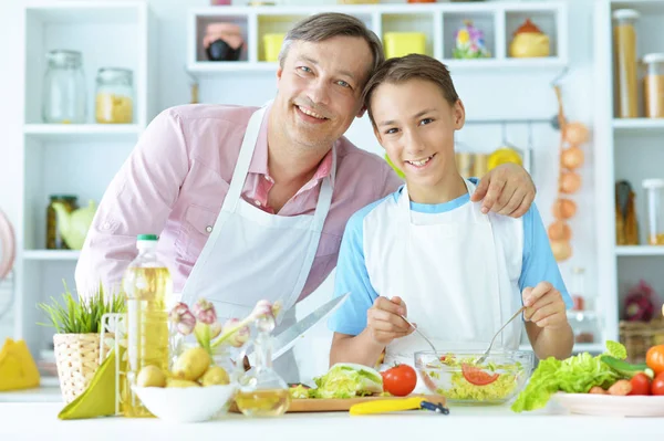 Vater und Sohn bereiten Abendessen zu — Stockfoto