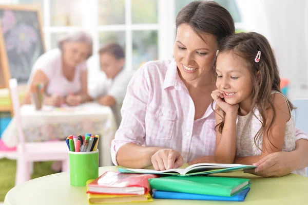 Mutter Mit Kleiner Tochter Macht Gemeinsam Hausaufgaben — Stockfoto