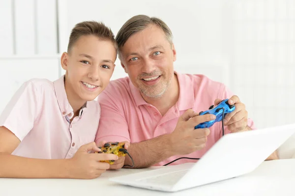 Mutlu Baba Bilgisayar Oyunu Evde Oynamak Oğul Portresi — Stok fotoğraf