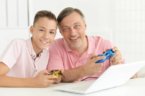 Ritratto Padre Figlio Felice Che Giocano Gioco Computer Casa — Foto Stock