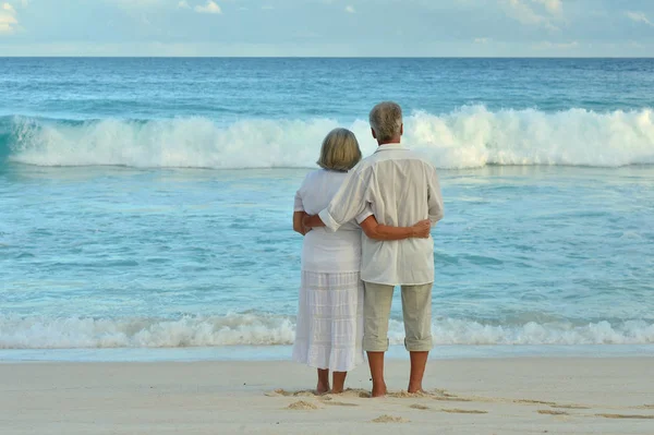 Nöjd Äldre Par Tropical Beach — Stockfoto