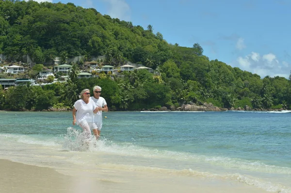 Happy Elderly Couple Running Sandy Beach Tropical Resort — Stock Photo, Image