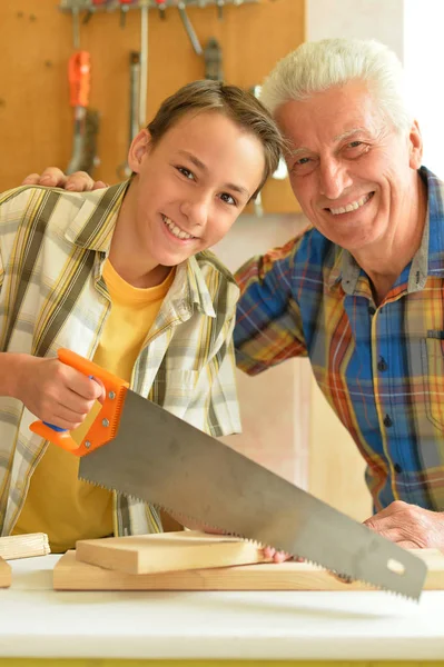 Jongen met model van vliegtuig — Stockfoto