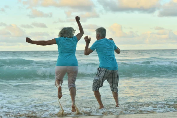 Feliz Pareja Ancianos Descansando Playa Saltando —  Fotos de Stock