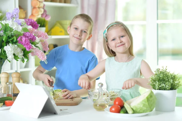 Netter Kleiner Bruder Und Schwester Kochen Gemeinsam Der Küche — Stockfoto