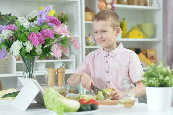 Милий Маленький Хлопчик Робить Вечерю Кухонному Столі Планшетом Вдома — стокове фото