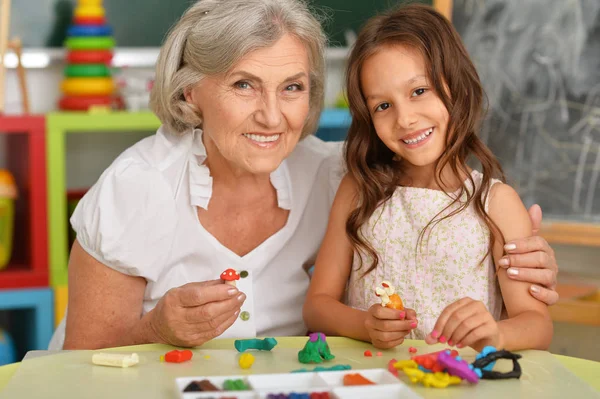 Mooi Klein Meisje Haar Grootmoeder Samenspelen — Stockfoto