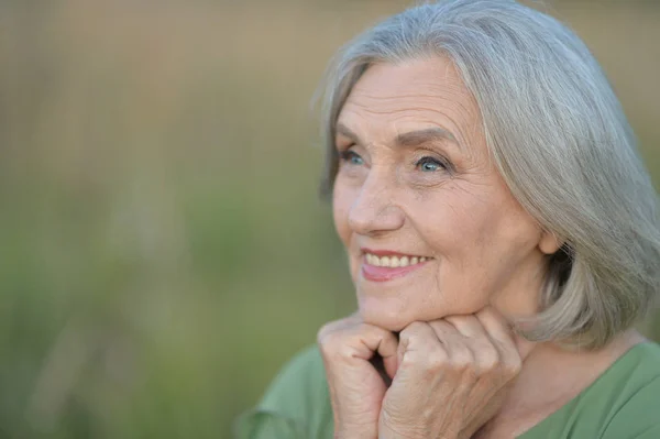 Портрет Красивой Пожилой Женщины Открытом Воздухе Летнем Парке — стоковое фото