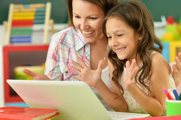 Jovem Mulher Com Menina Usando Laptop — Fotografia de Stock