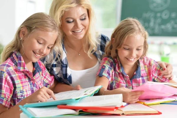 Profesora Con Dos Colegialas Durante Lección — Foto de Stock