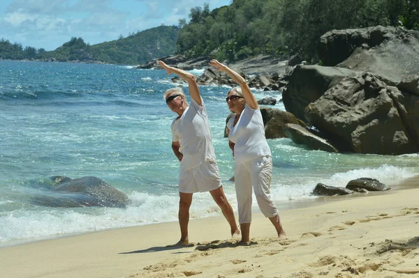 Счастливая Пожилая Пара Тропическом Пляже Упражнения — стоковое фото