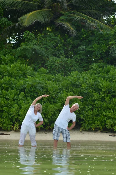 Couple Âgé Sur Plage Tropicale Exercice — Photo