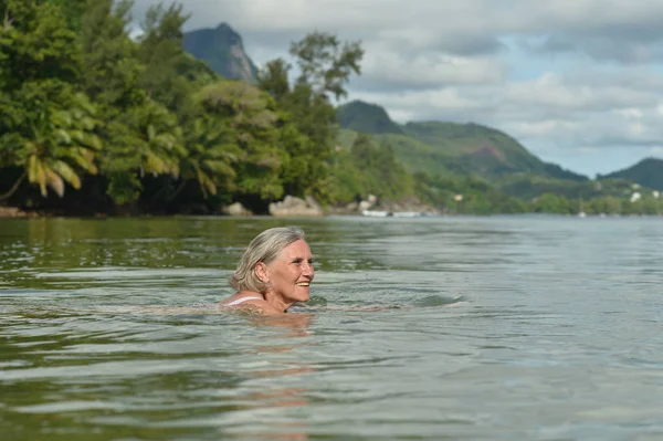 Piękna Kobieta Senior Kąpiel Oceanie Tropical Resort — Zdjęcie stockowe