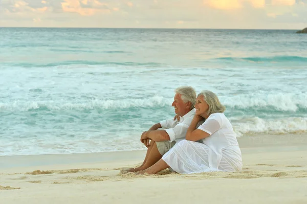 Szczęśliwa Para Podeszłym Wieku Siedzi Tropikalnej Plaży — Zdjęcie stockowe