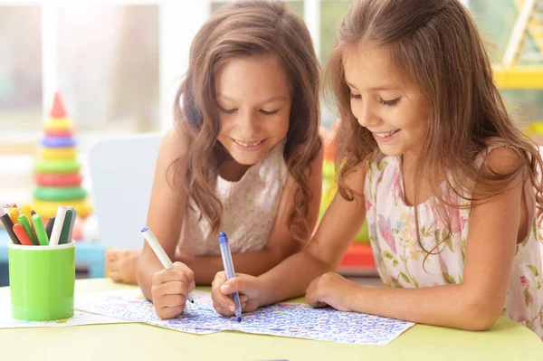 Zwei Süße Kleine Mädchen Die Zusammen Zeichnen — Stockfoto