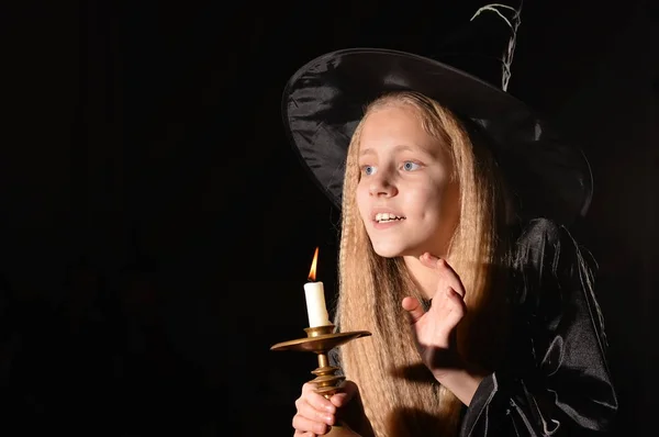Carina ragazza in costume da strega — Foto Stock