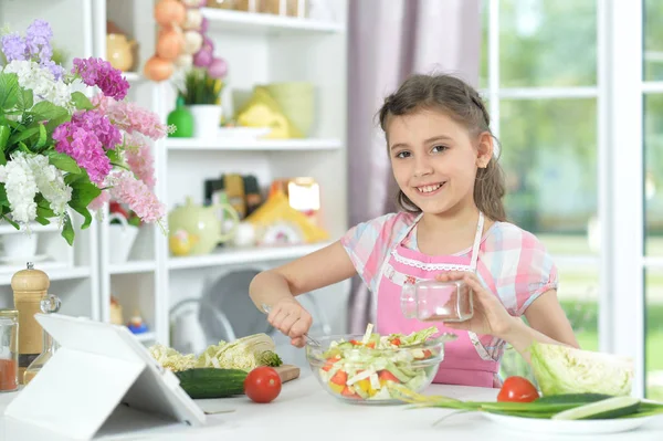 Симпатична Маленька Дівчинка Готує Вечерю Кухонному Столі Планшетом Вдома — стокове фото