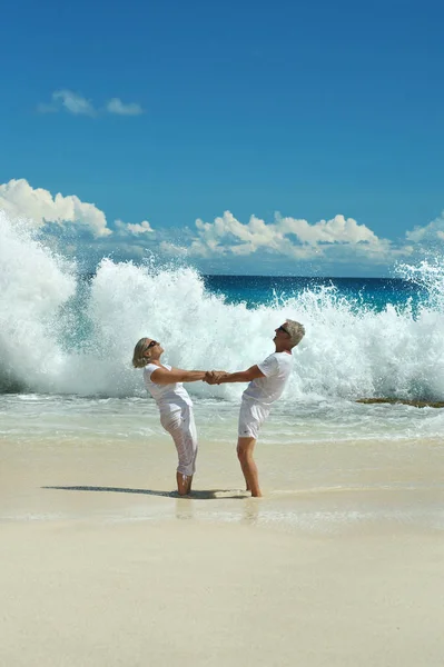 Glückliches Älteres Paar Ruht Sich Strand Aus — Stockfoto