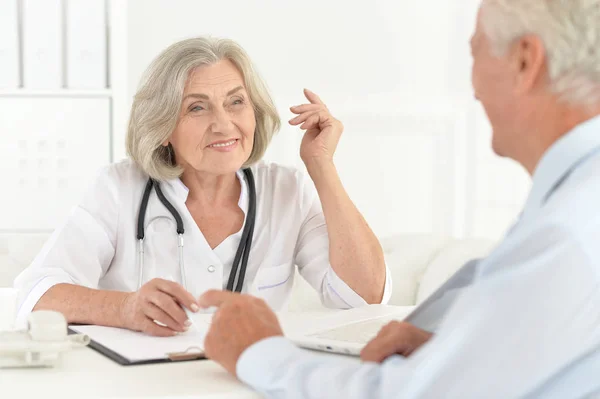 Oberarzt Mit Einem Älteren Patienten Seinem Büro — Stockfoto