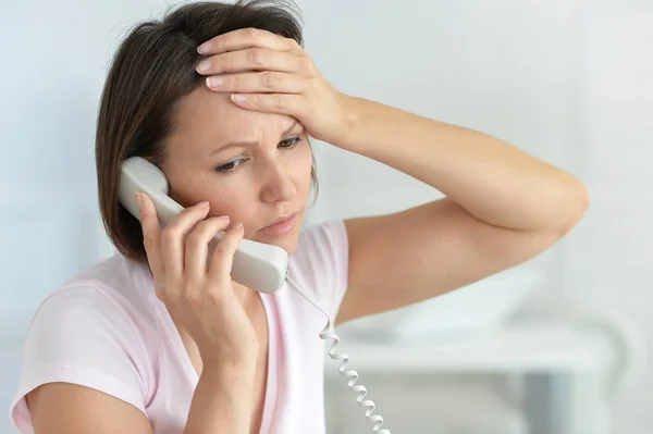 Mooie jonge vrouw — Stockfoto