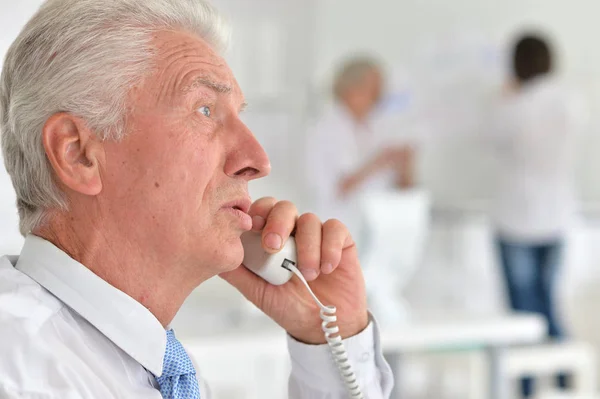 Portret Van Vertrouwen Senior Zakenman Werken Kantoor — Stockfoto